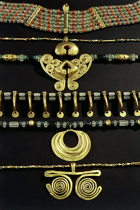 Reproducciones de collares prehispánicos en oro y piedras. Con los mismos materiales cuarzo, jade, cornalina, jaspe, jadeíta, y reproducciones exactas de las piezas originales en oro, se elaboran, actualmente, adornos y collares representativos del gusto y la calidad técnica de las diferentes culturas prehispánicas colombianas. Galería Cano. Bogotá. José Fernando Machado