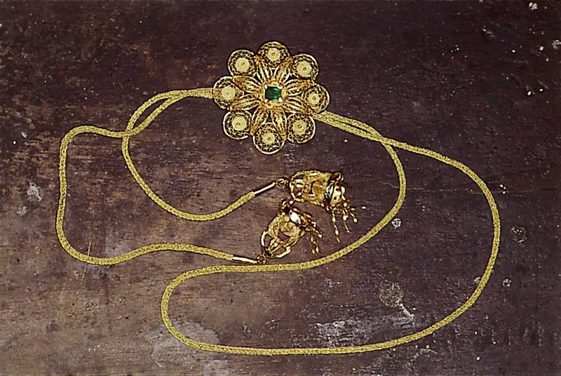 Collar en oro con incrustaciones en piedras preciosas. El tejido ha sido trenzado con hilos en oro retorcidos. Con la técnica de la filigrana se diseñan pétalos de flores, alas de mariposas, formas geométricas, cuentas para collar, pulseras, anillos, aretes o zarcillos. La producción orfebre de esta región es una de las más auténticas y de más antigua tradición, donde se trabaja con oro de buen quilataje y mínimo porcentaje de plata o cobre. Barbacoas. Nariño.
Diego Miguel Garcés