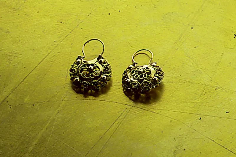 Aretes en oro elaborados con la técnica de la filigrana. Mompós, Bolívar. Jorge Eduardo Arango