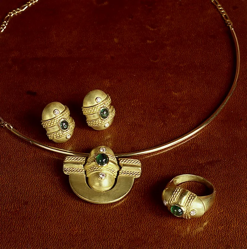 Joyería contemporánea en oro con esmeraldas en corte de cabochón o corte liso, acompañadas de brillantes. Diseño de inspiración precolombina. Galería Cano. Bogotá. José Fernando Machado