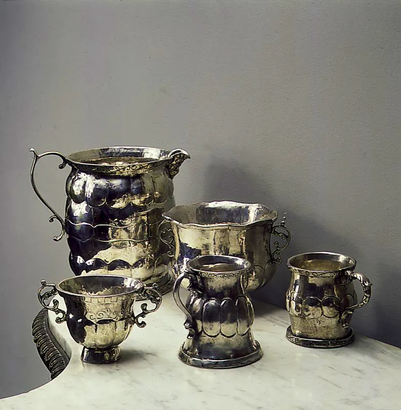Conjunto de platería estilo colonial, fundida, labrada, batida y ensamblada con las técnicas del siglo XVIII y XIX. Alonso Arte. Bogotá. José Fernando Machado