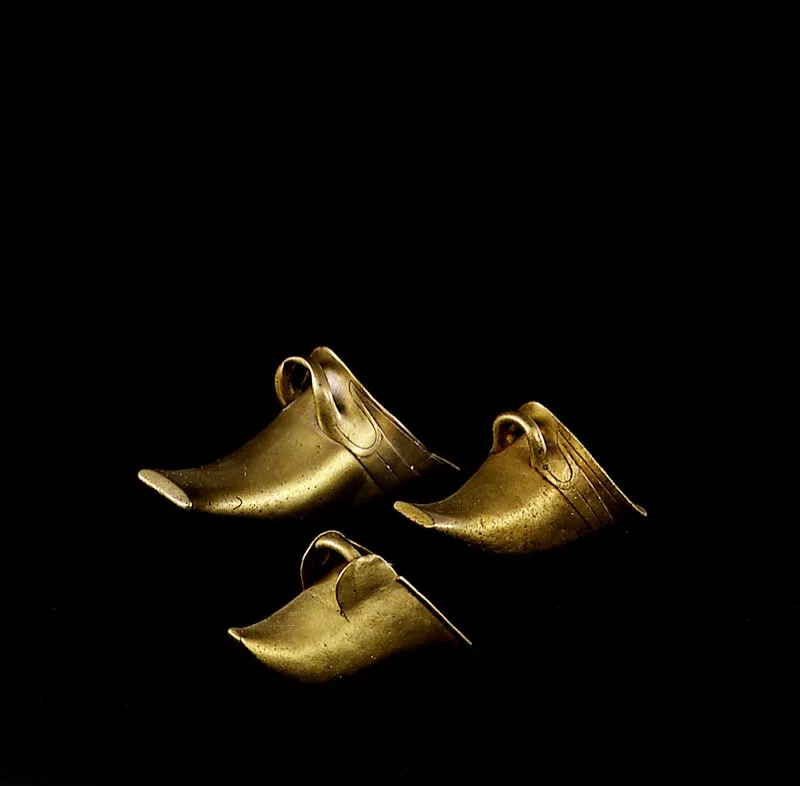 Estribos en cobre de formas clásicas españolas y europeas, con motivos decorativos neogranadinos. Los estribos se fabricaron durante la Colonia, especialmente en la región andina, donde también se realizaba, a gran escala, la fundición de campanas, pailas, morteros y fondos. A comienzos del siglo XIX a los estribos se les dio la forma de zapatos o zuecos, que luego se conocieron como estribos de baúl o moriscos. En los estrechos caminos de herradura que bordeaban la cordillera, servían especialmente para proteger el pie contra los golpes de las rocas. Tibirita, Cundinamarca. José Fernando Machado