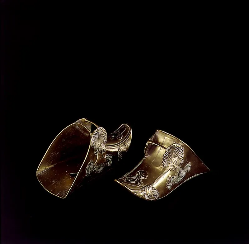 Estribos en cobre de formas clásicas españolas y europeas, con motivos decorativos neogranadinos. Los estribos se fabricaron durante la Colonia, especialmente en la región andina, donde también se realizaba, a gran escala, la fundición de campanas, pailas, morteros y fondos. A comienzos del siglo XIX a los estribos se les dio la forma de zapatos o zuecos, que luego se conocieron como estribos de baúl o moriscos. En los estrechos caminos de herradura que bordeaban la cordillera, servían especialmente para proteger el pie contra los golpes de las rocas. Tibirita, Cundinamarca. José Fernando Machado