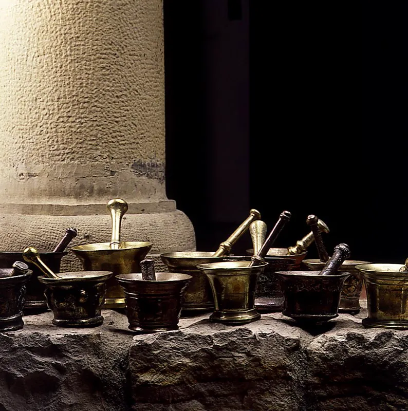 Recipientes y morteros en bronce, obtenidos con diferentes aleaciones, con relieves e incisiones. Morteros en el mismo material. Siglos XVIII y XIX. Bogotá. José Fernando Machado