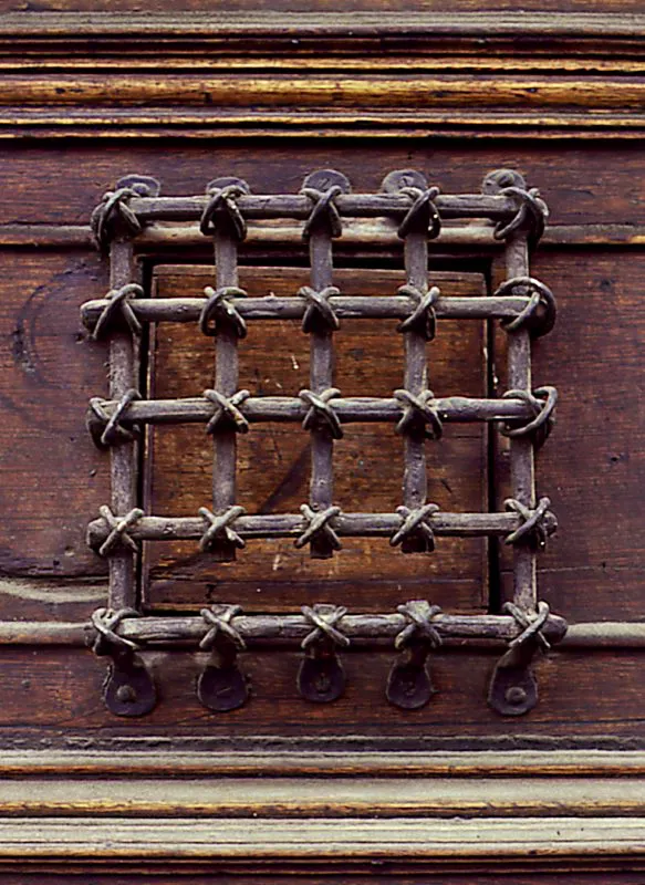 Detalle de una reja en hierro, con remaches, para ventanilla de puerta.  Cartagena, Bolvar. Archivo Villegas Editores