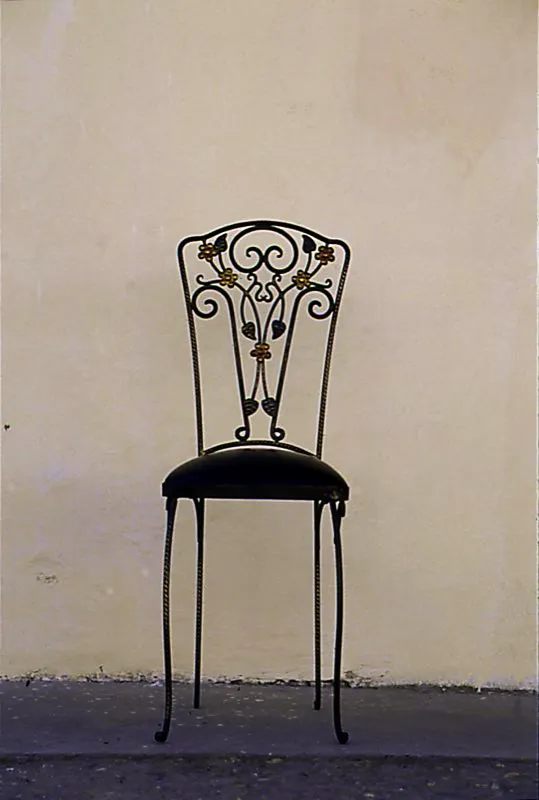 Silla contemporánea forjada en hierro, dentro de la técnica tradicional, con aplicaciones de bronce y cobre. Taller de Forja Catalana. Popayán, Cauca. José Fernando Machado