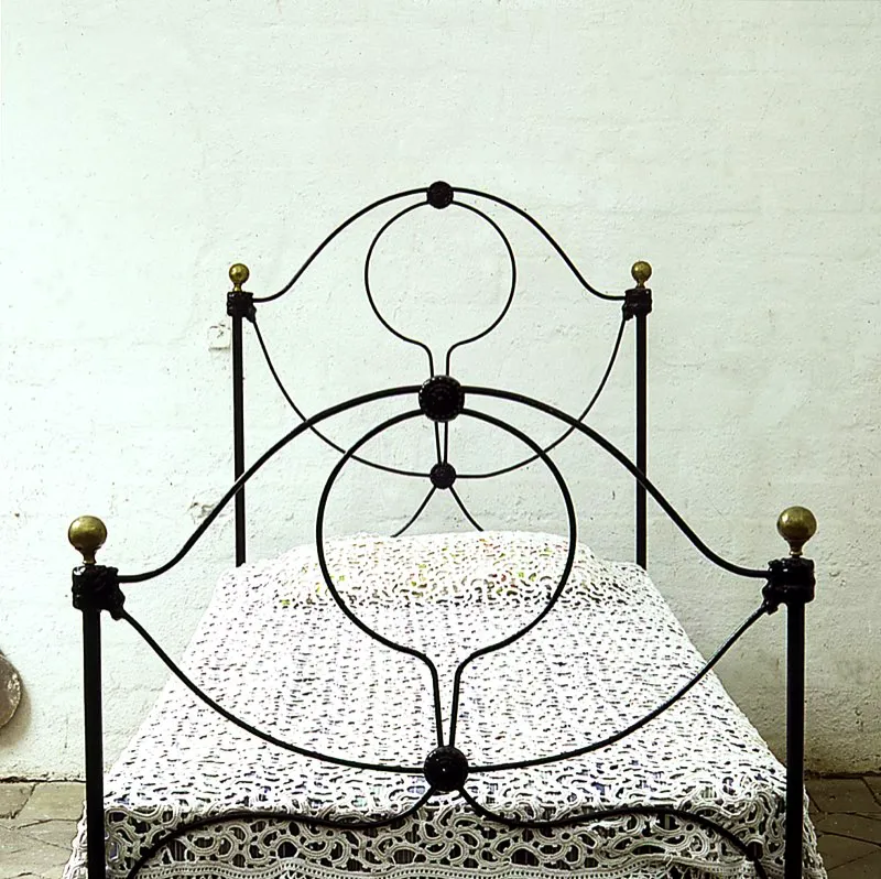 Cama en hierro forjado con apliques en cobre. Siglo XIX. Popayán, Cauca. José Fernando Machado