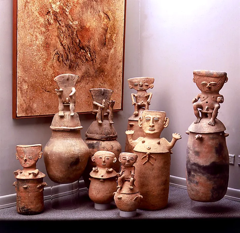 Urnas funerarias prehispánicas en barro cocido, con figuras antropomorfas. S. XI d. de C. Diversas culturas. Tamalameque y Moskito, bajo Magdalena. Alonso Arte José Fernando Machado