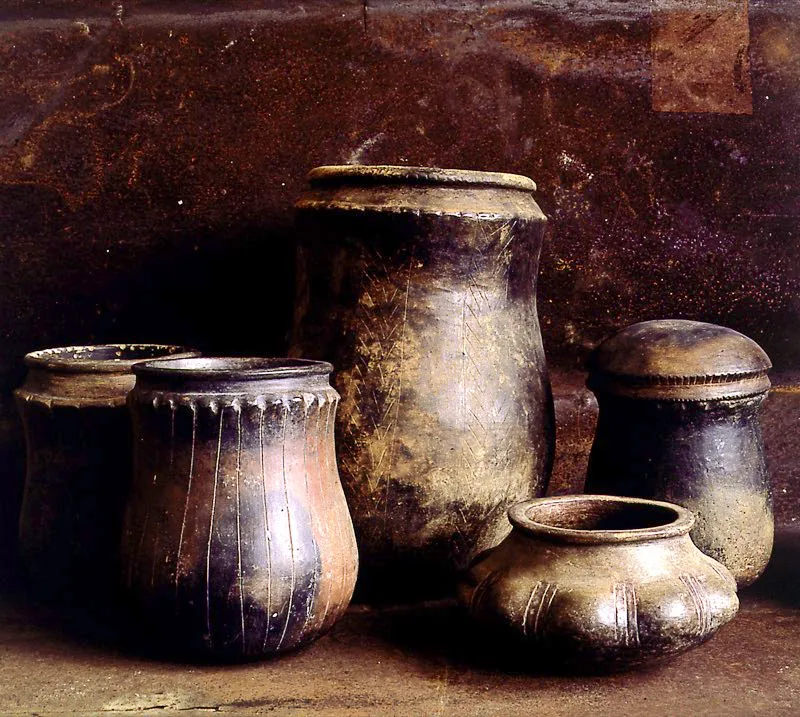 Recipientes prehispánicos en barro cocido, tono marrón, con decoración incisa. S. VIII d. C. Cultura Quimbaya. Jorge Eduardo Arango
