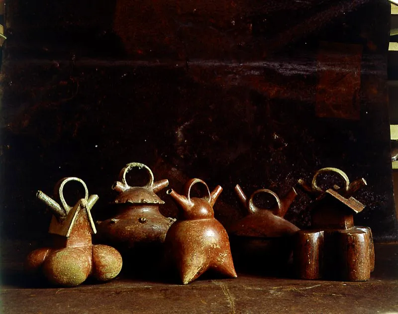 Alcarrazas en barro cocido de doble vertedera, con asa en forma de puente, usadas para almacenar líquidos. S. X d. C. Cultura Quimbaya. Jorge Eduardo Arango