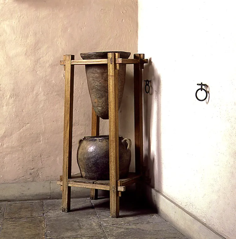 Filtro de agua en cermica: colonial. Con una combinacin de greda y sustancias minerales sometidas a altas temperaturas, se obtiene una textura semejante a la de la piedra, que da la porosidad necesaria para filtrar el agua. 
 Rquira, Boyac. Jos Fernando Machado