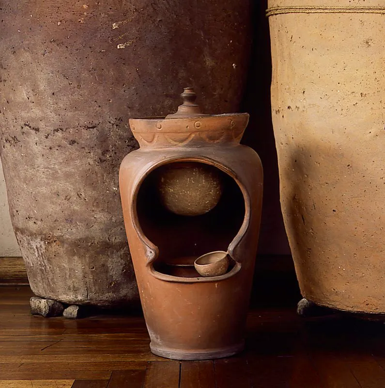 Filtros de agua en cermica: contemporneo. Con una combinacin de greda y sustancias minerales sometidas a altas temperaturas, se obtiene una textura semejante a la de la piedra, que da la porosidad necesaria para filtrar el agua. Rquira, Boyac. Jos Fernando Machado