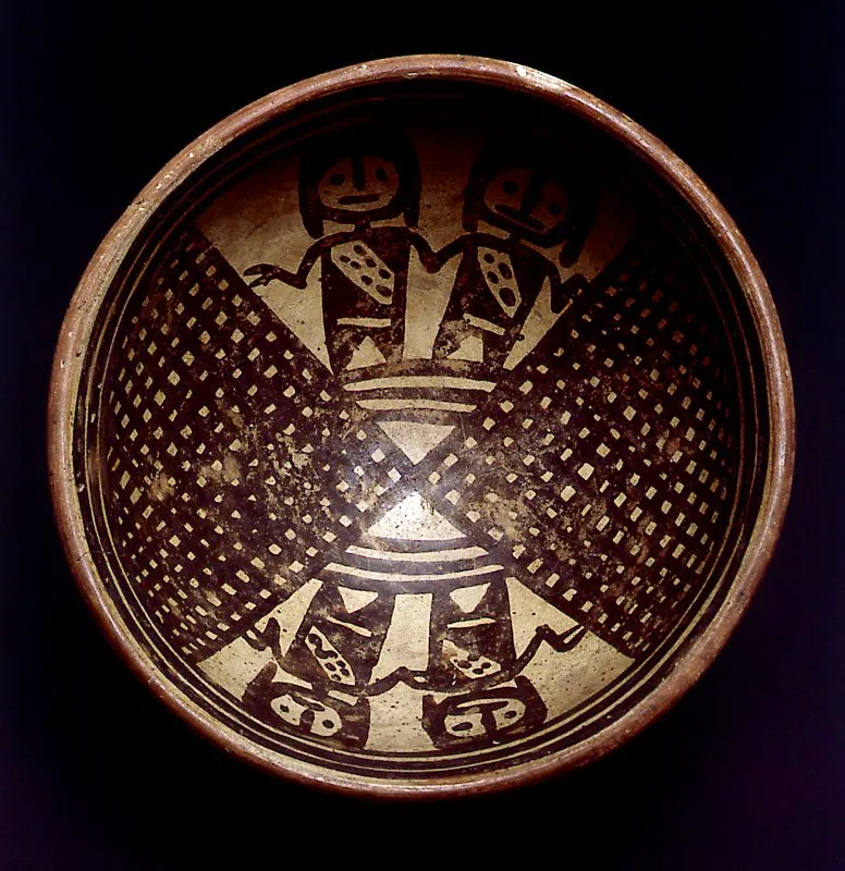 Recipiente prehispánico en cerámica pintada. La aplicación de los colorantes a la vasija cocida, conocida como pintura negativa, consistía en un recubrimiento de cera sobre los fragmentos que no se deseaban pintar. Después se introducía la pieza en la tintura, para impregnar las partes descubiertas, y la sometían a una nueva cocción. La cera, al derretirse, le daba un brillo característico que también
ayudaba a fijar el color.
S. XII- XV d. C. Diversas culturas. Diego Samper