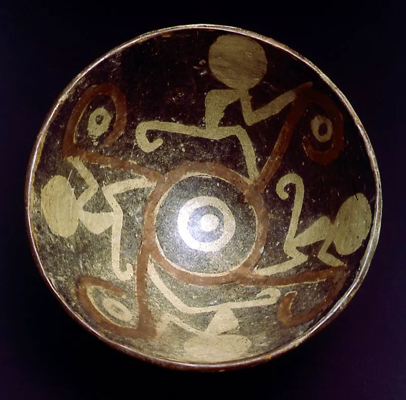 Recipiente prehispánico en cerámica pintada. La aplicación de los colorantes a la vasija cocida, conocida como pintura negativa, consistía en un recubrimiento de cera sobre los fragmentos que no se deseaban pintar. Después se introducía la pieza en la tintura, para impregnar las partes descubiertas, y la sometían a una nueva cocción. La cera, al derretirse, le daba un brillo característico que también
ayudaba a fijar el color.
S. XII- XV d. C. Diversas culturas. Diego Samper