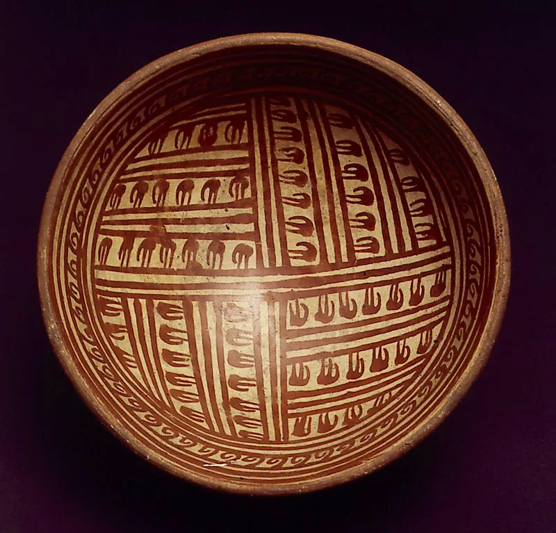 Recipiente prehispánico en cerámica pintada. La aplicación de los colorantes a la vasija cocida, conocida como pintura negativa, consistía en un recubrimiento de cera sobre los fragmentos que no se deseaban pintar. Después se introducía la pieza en la tintura, para impregnar las partes descubiertas, y la sometían a una nueva cocción. La cera, al derretirse, le daba un brillo característico que también
ayudaba a fijar el color.
S. XII- XV d. C. Diversas culturas. Diego Samper