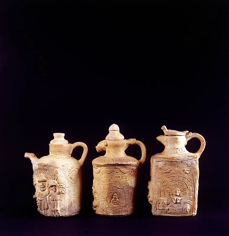 Teteras en barro cocido, con estilizaciones de figuras zoomorfas y relieves con escenas campestres y de contenido mitológico indígena. Representan figuras del entorno. Ráquira, Boyacá. José Fernando Machado