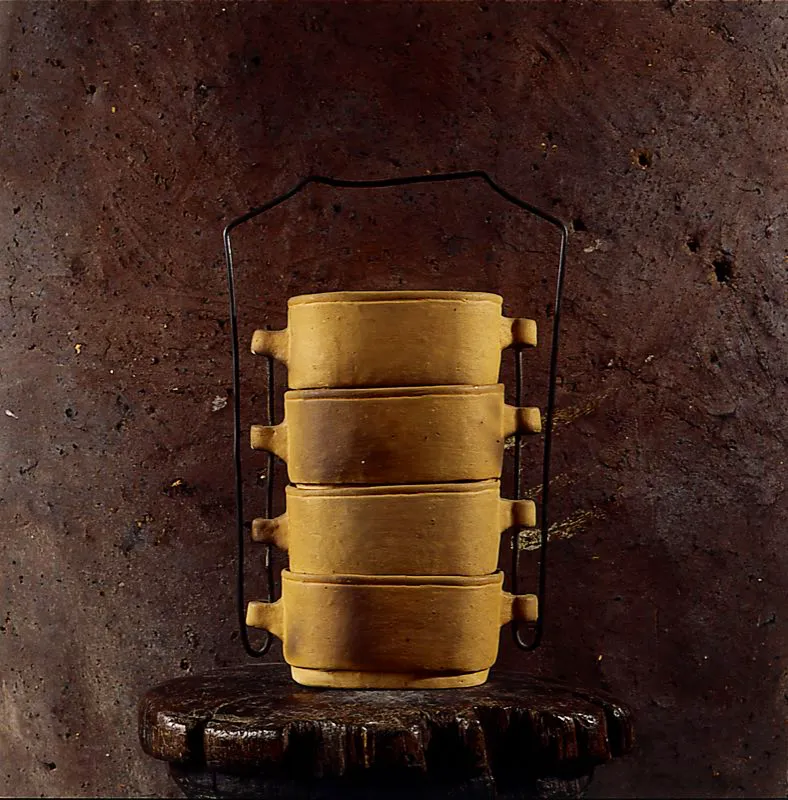Portacomidas en cerámica, con soporte metálico. Ráquira, Boyacá. José Fernando Machado