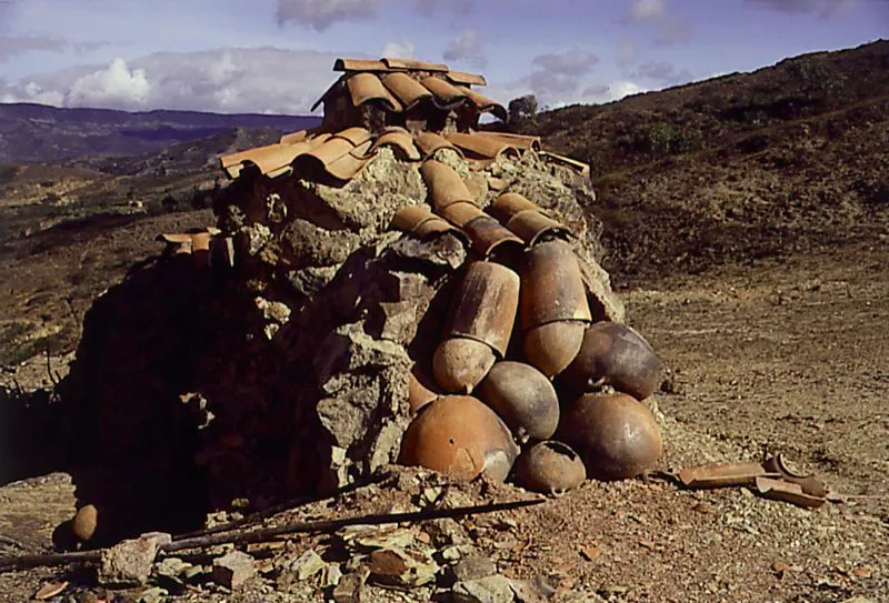 Horno para la cocción de piezas en barro. Es la versión local del horno español simple, de tipo mediterráneo, hecho de adobe y tiestos, con cámara alta y abierta que remata en una chimenea. Ráquira, Boyacá. Pilar Gómez