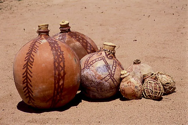 Recipientes en barro cocido, moldeado y decorado, realizados en formas variadas. Se utilizan para transportar agua fresca en el desierto. Indígenas Wayuu, Guajira. Lucas Schmeekloth
