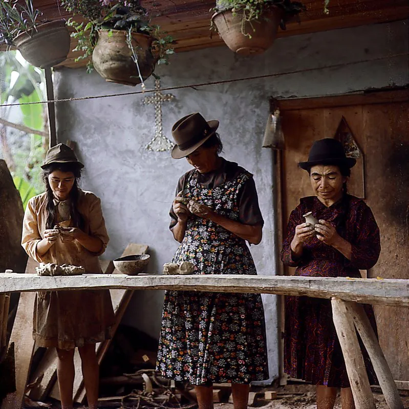 Alfareras produciendo “loza de dedo”. En diferentes regiones ha sido tradicional, paralelamente a la fabricación de tiestos y recipientes, la elaboración de loza en miniatura, que se vende en los mercados de pueblo. Es una réplica de los objetos domésticos hechos en barro, relacionados con las costumbres culinarias, y con el uso social, que se extiende a más de treinta elementos diferentes. La Capilla, Cundinamarca. Alfredo Pinzón