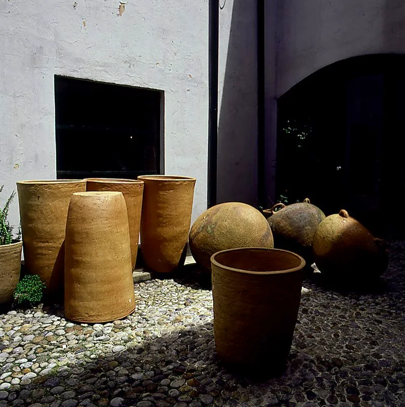 Materos en barro cocido de diversos tamaños y formas, globulares o alargados, decorados y sin decoración. Son conocidos como moyos. Por sus dimensiones, se modelan con planchas de arcilla y algunos alcanzan los dos metros de altura. Zipaquirá, Cundinamarca. Pilar Gómez