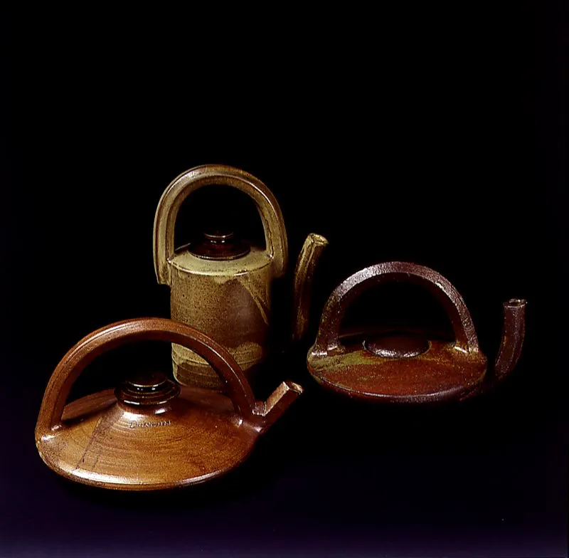 Teteras y cafetera, fabricadas en gres. Mezcla de arcilla y arena muy resistente, modelados en torno, cocido a alta temperatura.
Galería Deimos, Bogotá.
José Fernando Machado