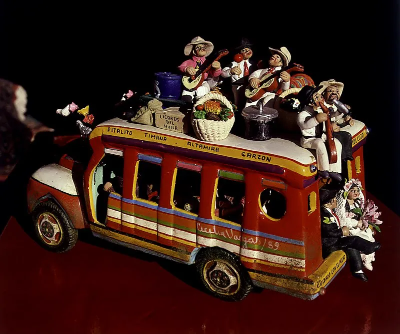 Chiva en cerámica, con escenas de un matrimonio. Estos buses andan repletos de gente, y cargados con paquetes, bultos, racimos de plátano y animales. Cecilia Vargas. Pitalito, Huila. Jorge Eduardo Arango