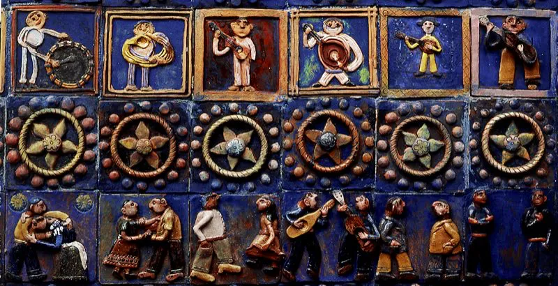 Baldosa en cerámica esmaltada, con representación de músicos y danzantes. La Mesa, Cundinamarca. Óscar Monsalve