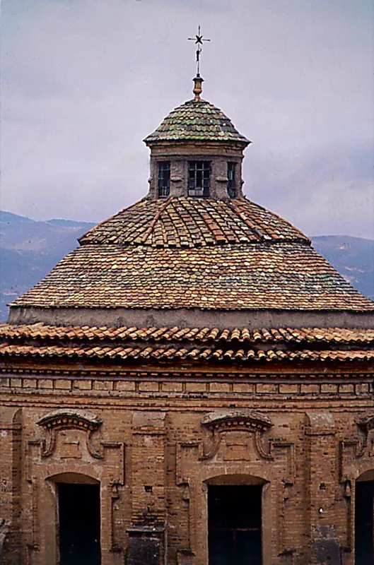 Cúpula en ladrillo y teja de barro vidriado, de la iglesia de San Ignacio. Siglo XVII. Bogotá. José Fernando Machado