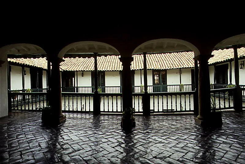 Piso en ladrillo encerado y techo en teja de barro, coloniales. Siglo XVIII. Casa del Marqués de San Jorge. Bogotá. Diego Samper
