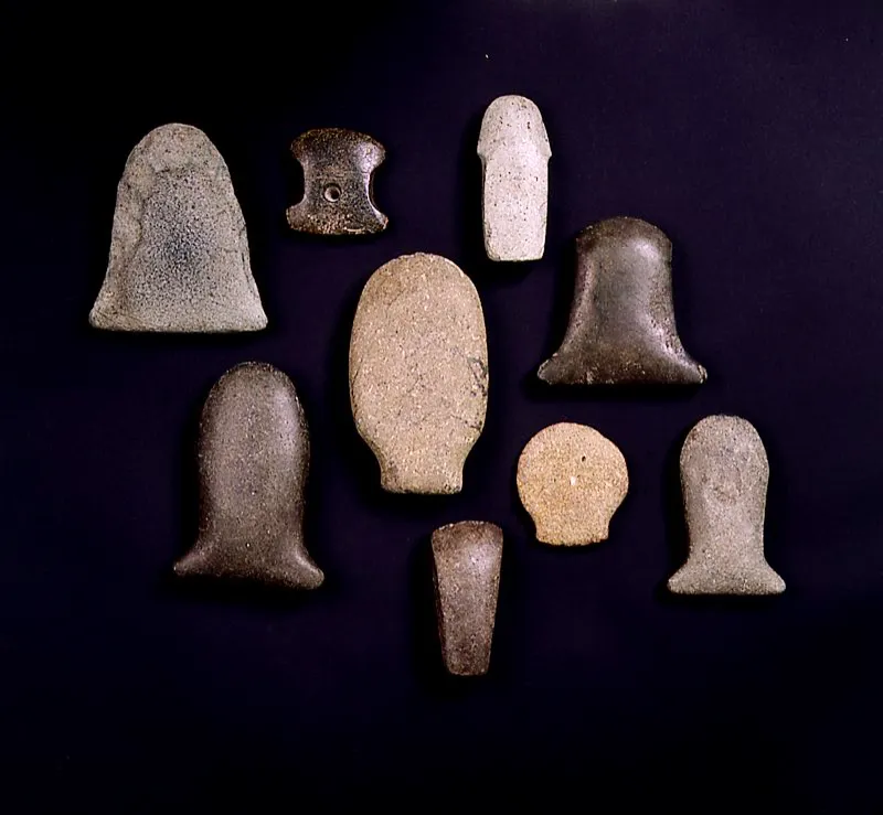 Herramientas prehispánicas hechas en piedra. Hachuelas, cortadores, pulidores y picos. S. V— XII d. de C. Diversas culturas. José Fernando Machado