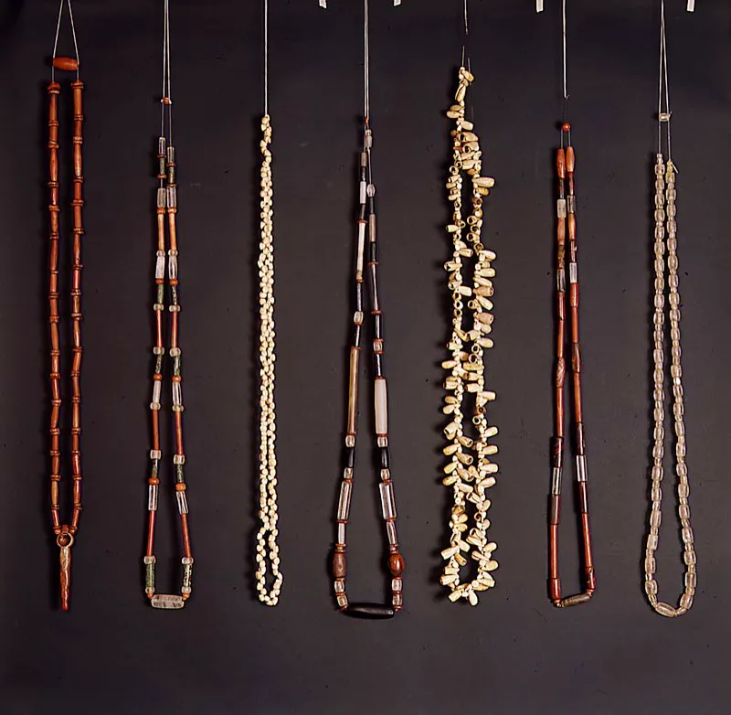 Collares prehispánicos elaborados con cuentas de cuarzo, jade, ónix y cornalina. Dentro de un minucioso trabajo lítico y combinadas con dijes de metal, las piedras, algunas veces talladas en forma redonda, alargada o tubular, formaban espléndidos collares y adornos corporales. Diversas culturas. José Fernando Machado