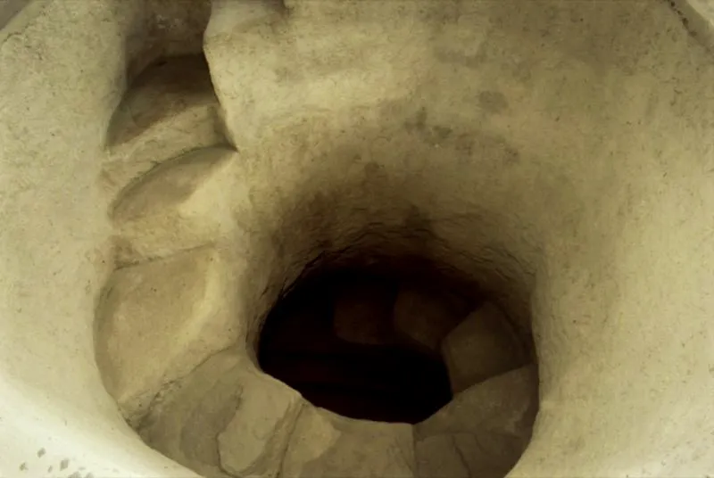 Escalera espiral labrada en roca de origen volcánico, conocida como toba. La escalera conduce a un recinto funerario subterráneo y su ingreso se sellaba con una pesada losa de piedra. Era el lugar donde se efectuaban los entierros secundarios, con los restos de los cuerpos o con sus cenizas. S. VI d. de C. Tierradentro, Cauca. Diego Miguel Garcés