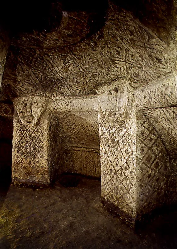 Hipogeo tallado en roca de la montaña. Casi por la misma época de la cultura agustiniana, floreció en Tierradentro otra misteriosa civilización. Los pobladores de esta región también realizaron un laborioso trabajo lítico, tanto en su estatuaria como en sus recintos sagrados. Se obtenía un espacio que albergaba siete nichos donde se colocaban las urnas funerarias, dos columnas centrales y catorce pilastras, bajo un techo abovedado. Estas llevaban talladas, en la parte superior, figuras antropomorfas, posiblemente representando los guardianes del lugar. El interior del recinto era pintado de blanco y luego lo decoraban con diferentes motivos y colores. Tierradentro, Cauca. Diego Miguel Garcés