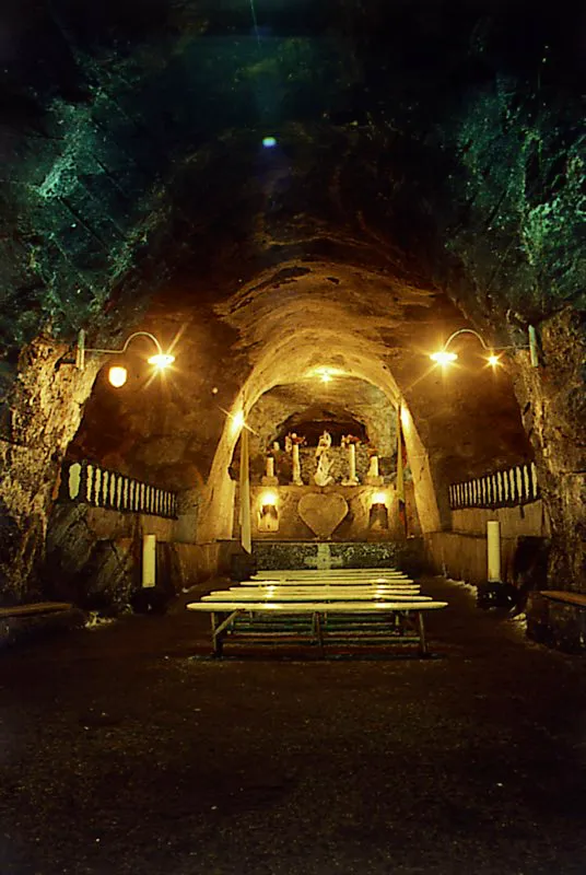 Interior de capilla subterránea labrada en una salina. Nemocón, Cundinamarca. Diego Miguel Garcés