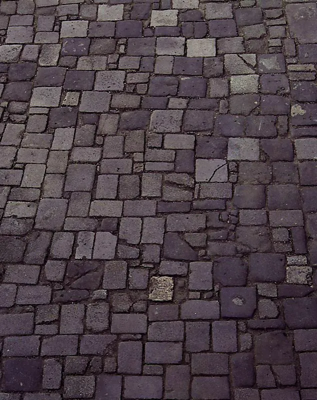 Pavimento construido con diferentes segmentos de piedra de cantera. Siglo XVIII. Plaza de Santo Domingo. Popayán, Cauca. José Fernando Machado
