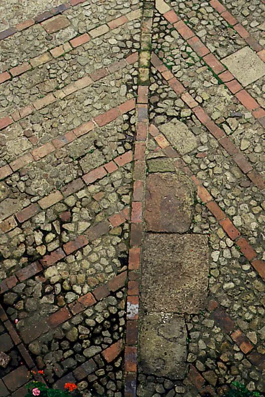 Piso de casa colonial en piedra y ladrillo. El diseo geomtrico en diagonal toma como punto de partida el centro del patio, donde frecuentemente se localizaba una fuente de agua, tambin construida en piedra. Siglo XVIII. Bogot.  Jos Fernando Machado