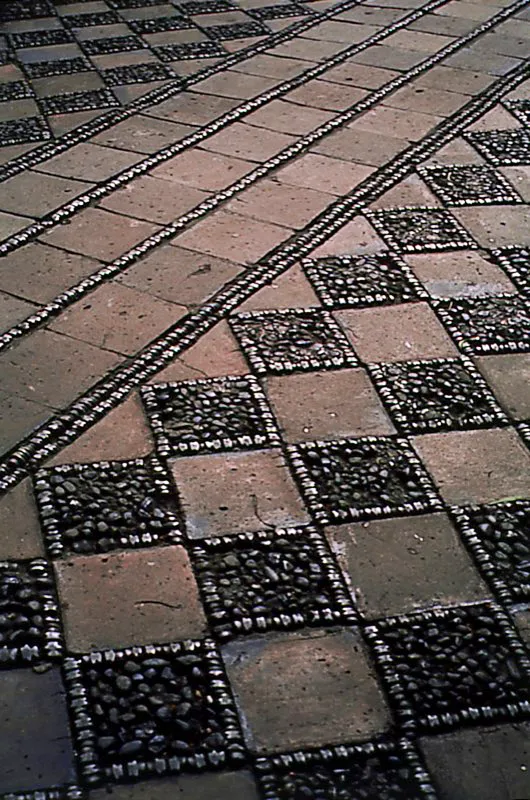 Piso mixto, con diferentes materiales: piedra, vértebras de animales y tablón cerámico. Se conformaba a partir de un borde cuadrado, hecho de vértebras de animales y su interior con piedras de río. Siglo XIX. Bogotá. Archivo Villegas Editores