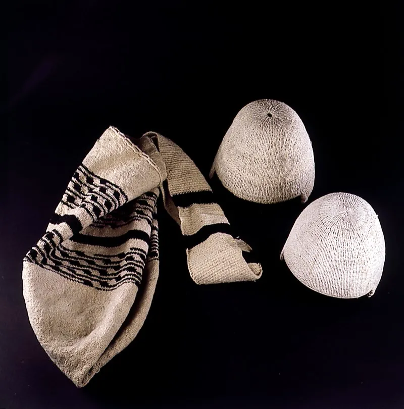 Mochila y sombreros Arhuaco tejidos en algodón, con la forma técnica y los diseños tradicionales. Sierra Nevada de Santa Marta, Magdalena. José Fernando Machado