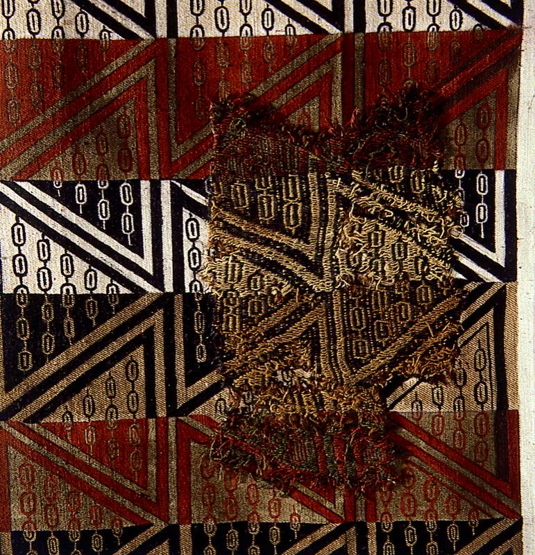Fragmento de manta tejida en telar primitivo. La mayoría de los artefactos tejidos no han sobrevivido por la humedad del clima. Pero algunos fragmentos que aún existen, nos muestran los métodos utilizados por los primeros tejedores. La decoración con meandros y demás figuras geométricas, se hacía en el telar, usando hilos teñidos previamente y repartidos en la urdimbre, de acuerdo con su color. S. XI a XV d. C. Cultura Guane. Gustavo Pérez
