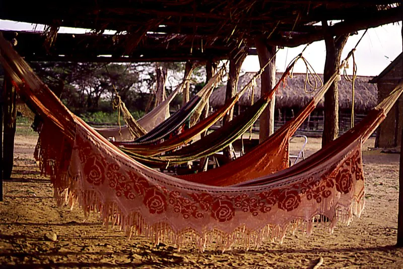 Chinchorros guajiros guindados en una ranchería. Indígenas Wayuu, Guajira Lucas Schmeekloth