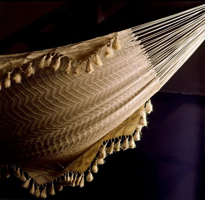 Chinchorro en fibra de palma de cumare. Se elabora enlazando cuerdas delgadas y largas horizontalmente, en torno a dos postes verticales. Llanos Orientales. José Fernando Machado