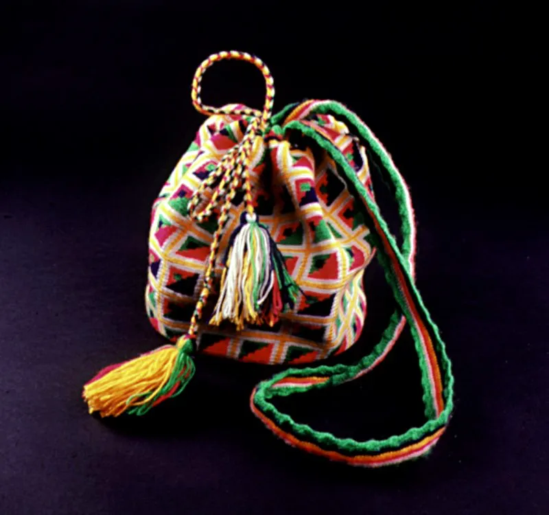 Mochila guajira tejida en hilo de algodón. Makú, Guajira. José Fernando Machado