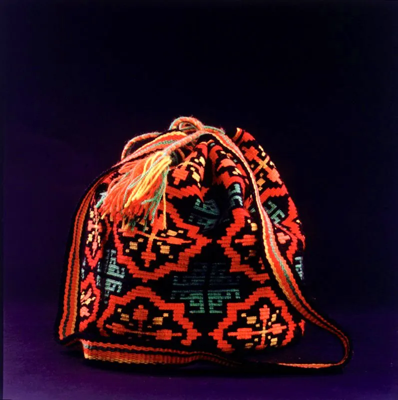 Mochila guajira, tejida en hilo de algodón. Las talegas, como también se les denomina, son variadas y se utilizan, según su condición, como bolsos de mano, para cargar dinero, el chinchorro y aun para transportar objetos pesados. Karemé, Guajira.
José Fernando Machado