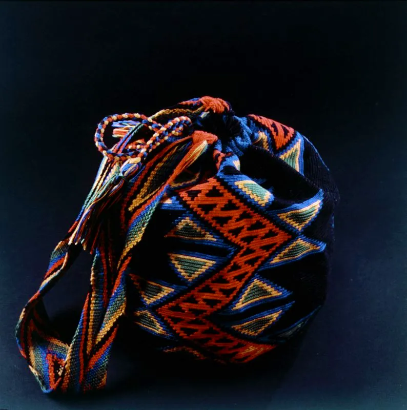 Mochila guajira, tejida en hilo de algodón. Las talegas, como también se les denomina, son variadas y se utilizan, según su condición, como bolsos de mano, para cargar dinero, el chinchorro y aun para transportar objetos pesados. Karemé, Guajira.
José Fernando Machado