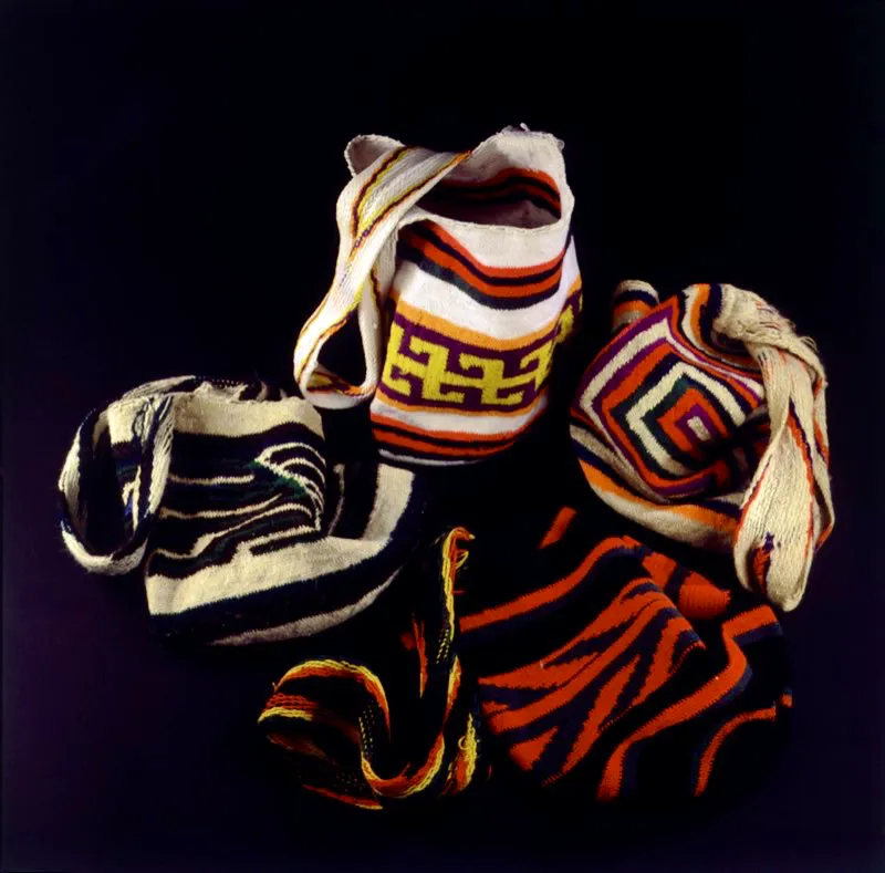 Mochilas tejidas en hilo de algodón, con agujas de macana, perforadas y cortas. La mochila forma parte de la herencia prehispánica. Están provistas de una ancha manija para colgarla al cuerpo. Las mochilas blancas sólo las portan los líderes espirituales de los indígenas Kogi. Sierra Nevada de Santa Marta, Magdalena José Fernando Machado