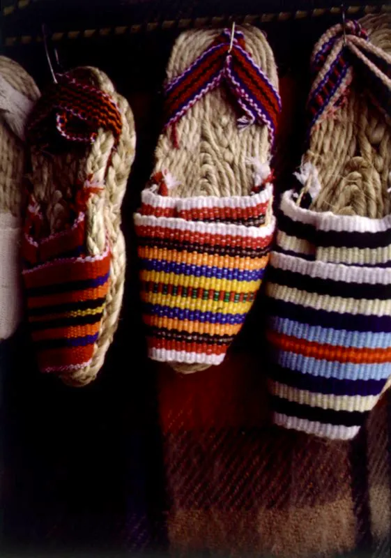 Alpargatas tejidas en algodón y moldes para el tejido de las punteras. Tradicionalmente la suela es de trenzas de fique y la puntera es de algodón. Monguí, Boyacá. José Fernando Machado