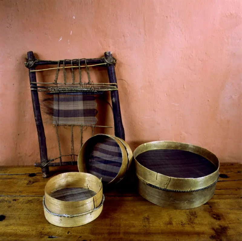 Cedazos elaborados en cerdas de crin en un telar rústico. Una vez terminado el tejido, la madera se curva para colocar la tela entre dos aros que aprisionan el tejido. De esta manera permanece tenso y fijo para ser usado como cernidor de alimentos. Tenza, Boyacá. José Fernando Machado
