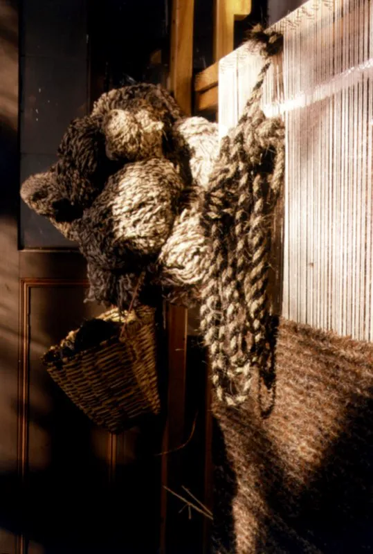 Lazos en cerdas de crin sobre telar vertical. Al ser trenzada y tejida la crin, posee una gran resistencia. Con ella también se hacen frontaleras y pellones. Tabio, Cundinamarca. Jorge Eduardo Arango