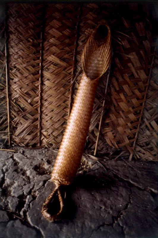 Tipití o sebucán elaborado en fibras de yarumo. El tipití tiene la función de extraer el ácido prúsico que contiene la yuca amarga. Simbólicamente representa una boa que transforma la yuca y la purifica. Guainía. Diego Miguel Garcés